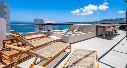 Modern Condo With Infinity Pool, Wifi, Plunge spa & Ocean-view Balcony