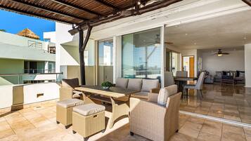 Condo, varias camas, acceso a la alberca, vista al océano (Nitta Condo # 407 Penthouse) | Restaurante al aire libre