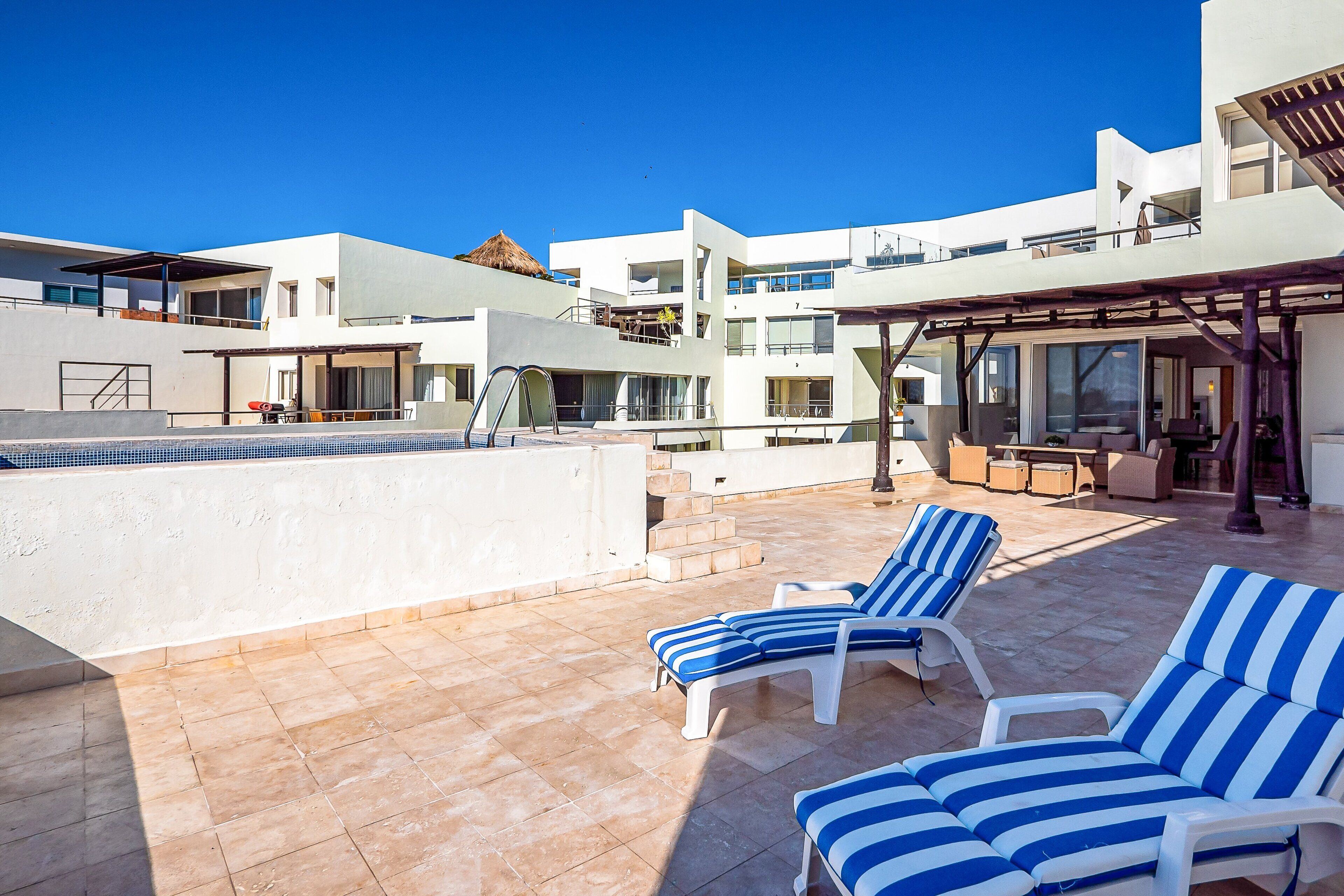 Appartement, meerdere bedden, toegang tot zwembad, uitzicht op oceaan (Nitta Condo # 407 Penthouse) | Terras