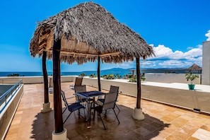 Outdoor dining - Ocean-view Penthouse With Private Plunge Pool & Terrace, Resort Pool (Nuevo Nayarit)
