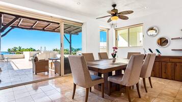 Condo, varias camas, acceso a la alberca, vista al océano (Nitta Condo # 407 Penthouse) | Restaurante al aire libre