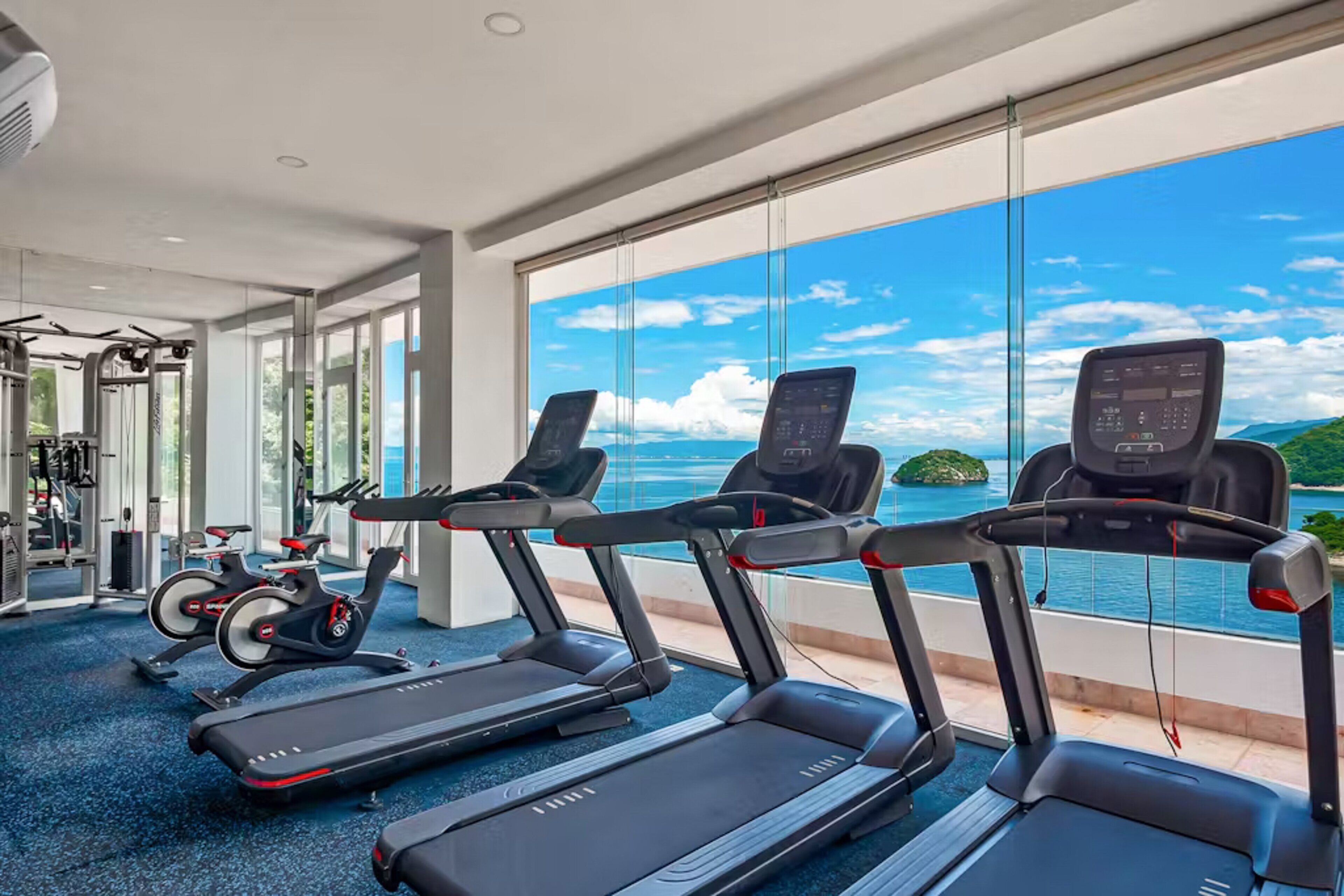 Condo, 2 camas Queen size, acceso a la alberca, vista al océano (Blue Horizon 401 at Residences) | Sala de fitness