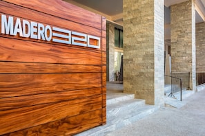 Fachada de madera con el nombre 'MADERO' y el número '320'.