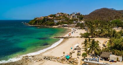 Oceanfront Gem With Bay View Terrace & Direct Sea Access