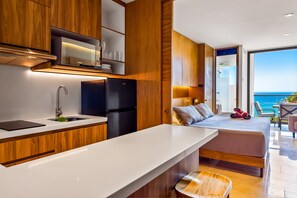 Een moderne keuken met een ingebouwde magnetron, een koelkast en een groot aanrecht.