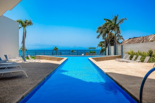 Oceanfront Gem With Bay View Terrace & Direct Sea Access