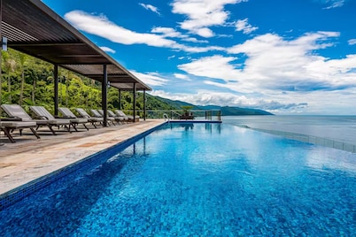 Luxurious 1st-floor Condo With Pool, Oceanfront Balcony & Water View