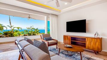 Condo, varias camas, hidromasaje, vista al océano (Blue Horizon 103 at Residences) | Área de sala de estar