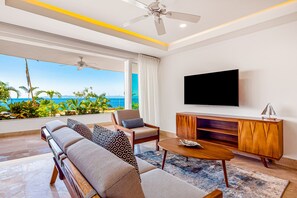 Condo, varias camas, hidromasaje, vista al océano (Blue Horizon 103 at Residences) | Área de sala de estar