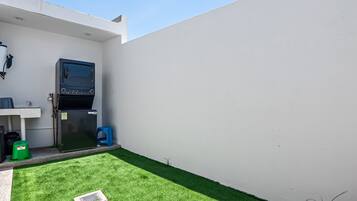 House, Multiple Beds, Balcony, Pool View (Porto Residencial, Unit 10) | Laundry