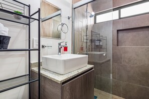 บ้านพัก, หลายเตียง, ระเบียง, วิวสระว่ายน้ำ (Porto Residencial, Unit 10) | ห้องน้ำ | ผ้าเช็ดตัว