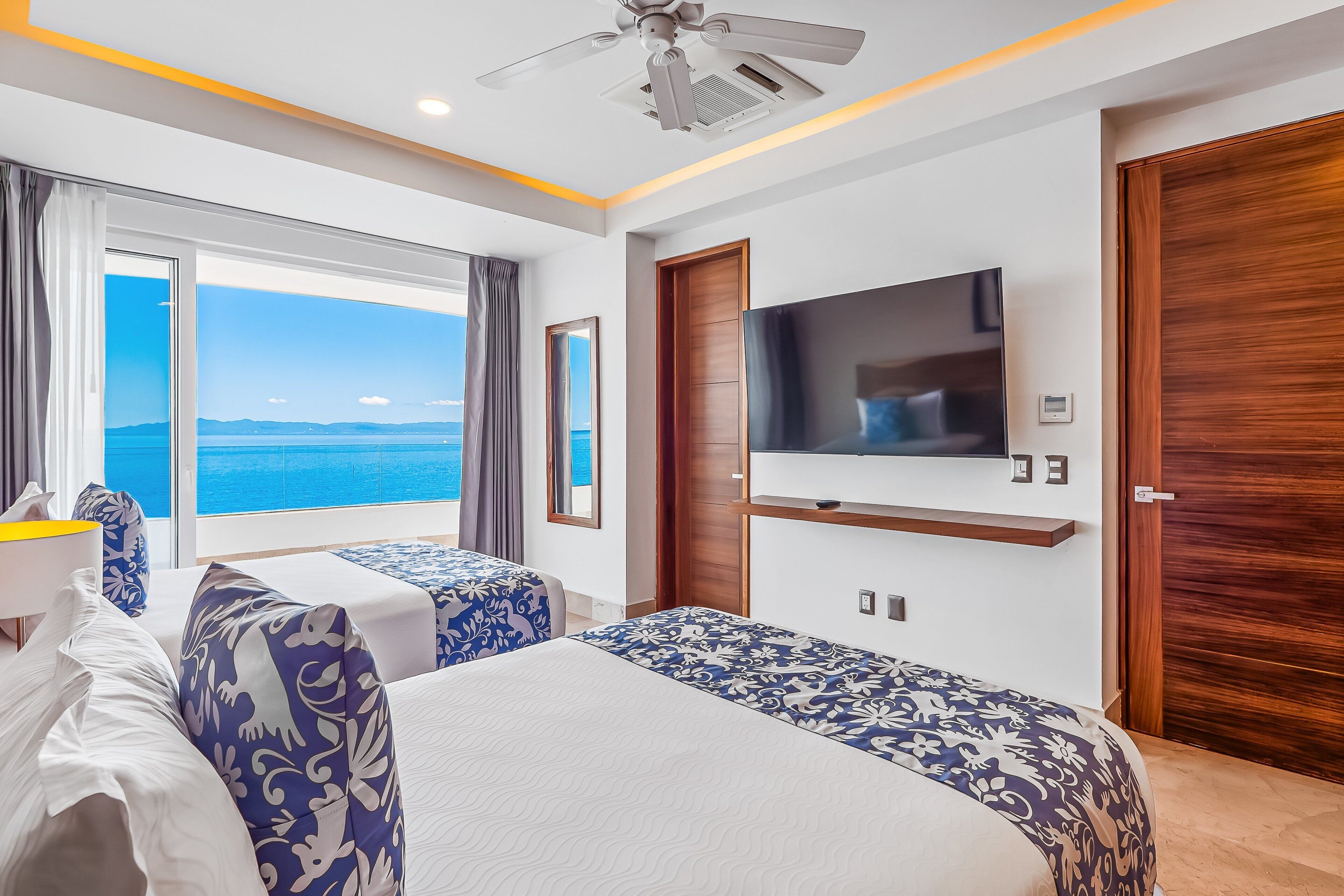 Apartamento, várias camas, sacada, vista para o oceano (Blue Horizon 604 at Residences) | 2 quartos, individualmente decorados, individualmente mobiliados