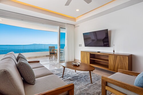 Luxurious 6th-floor Condo With Pool, Oceanfront Balcony & Water View