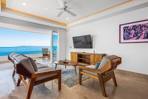 Departamento, varias camas, balcón, vista al océano (Blue Horizon 604 at Residences) | Área de sala de estar