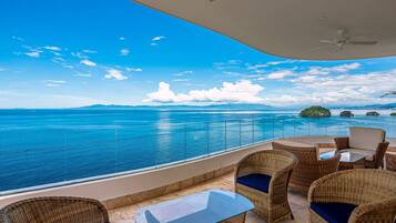 Departamento, varias camas, balcón, vista al océano (Blue Horizon 604 at Residences) | Vista desde la habitación