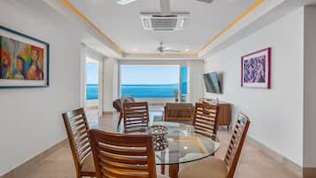 Apartamento, várias camas, sacada, vista para o oceano (Blue Horizon 604 at Residences) | Parte interna