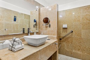 Departamento, varias camas, acceso a la alberca, vista al océano (Grand Miramar A402) | Baño | Toallas 