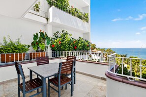 Departamento, varias camas, acceso a la alberca, vista al océano (Grand Miramar A402) | Restaurante al aire libre