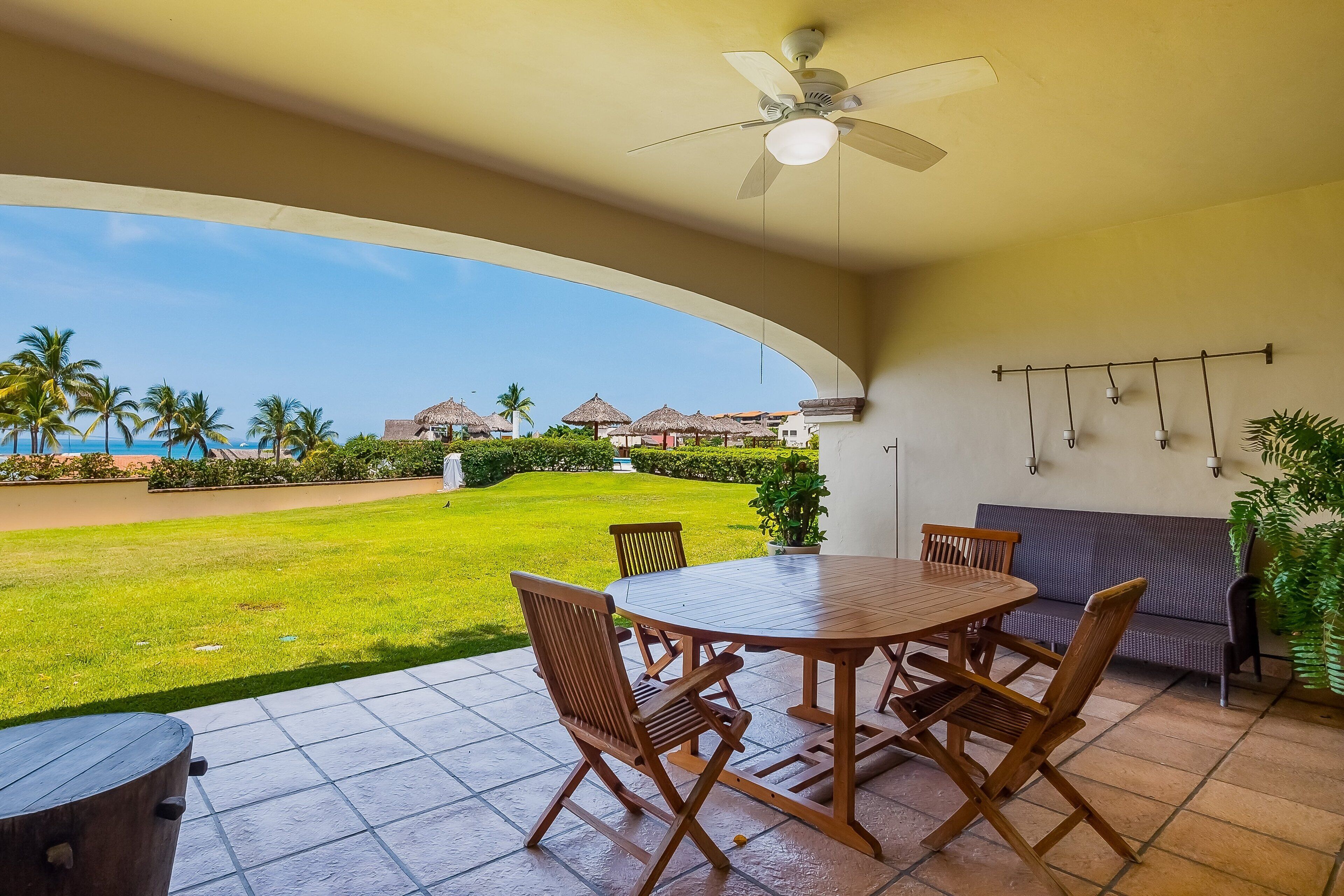 Apartamento, varias camas, acceso a la piscina, vistas al mar (El Anclote Beach Villa # 5103) | Restaurante al aire libre