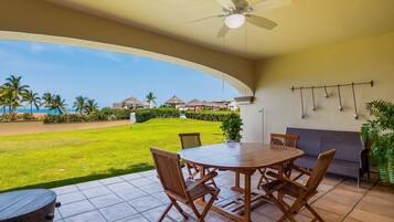 Apartamento, varias camas, acceso a la piscina, vistas al mar (El Anclote Beach Villa # 5103) | Restaurante al aire libre