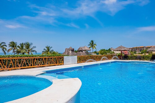 Stylish Apartment Near Beach & Dining With Pool, hot Tub, Tennis, & Large Patio