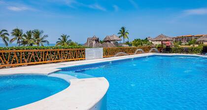 Stylish Apartment Near Beach & Dining With Pool, hot Tub, Tennis, & Large Patio