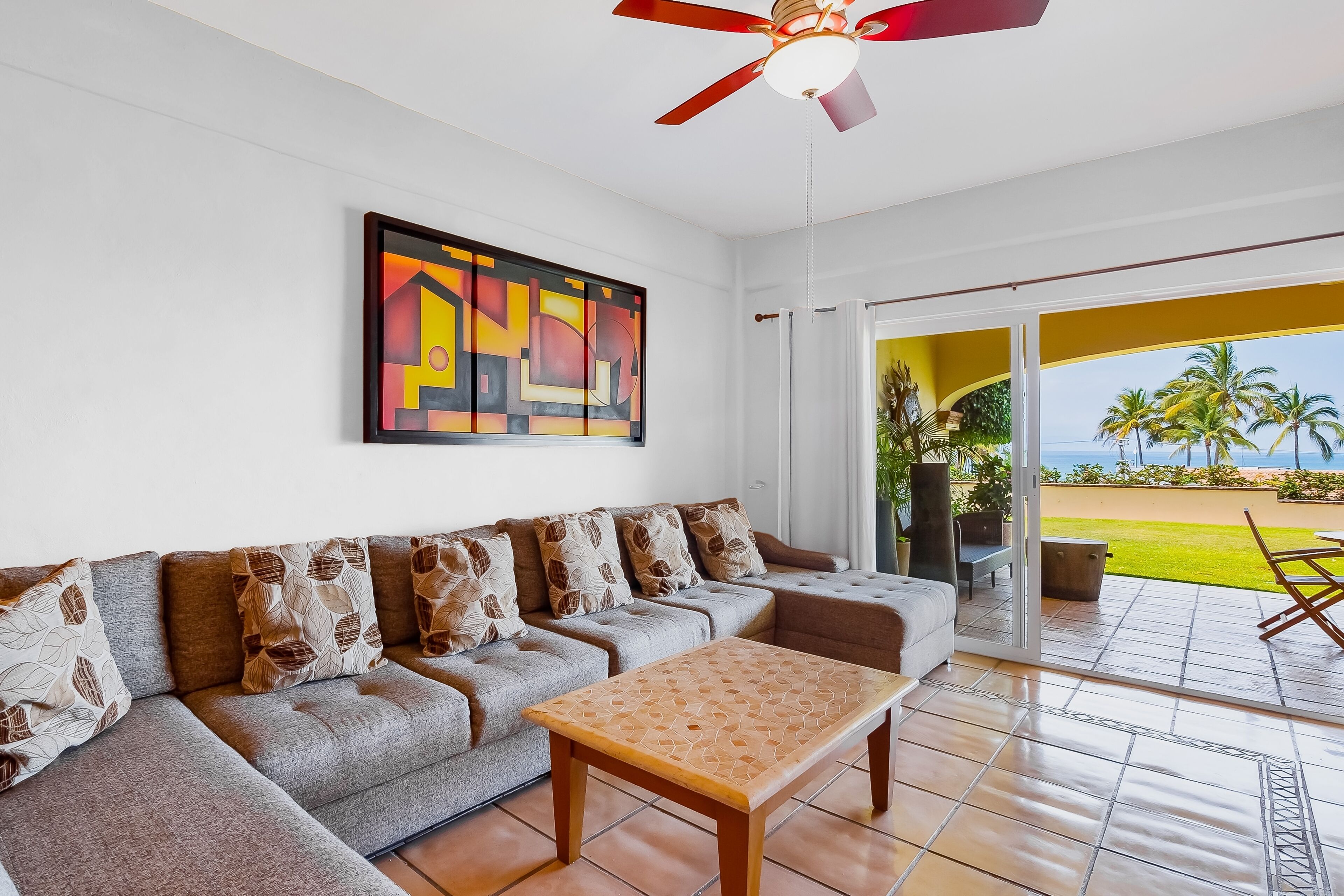 Apartamento, varias camas, acceso a la piscina, vistas al mar (El Anclote Beach Villa # 5103) | Zona de estar