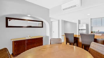 Appartement, meerdere bedden, toegang tot zwembad (El Anclote Beach Villa # 5103) | 2 slaapkamers, individueel gedecoreerd, individueel gemeubileerd