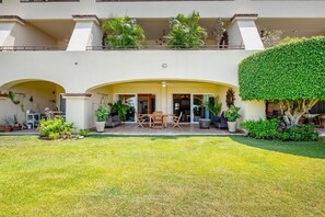 Outdoor dining - Stylish Apartment Near Beach & Dining With Pool, hot Tub, Tennis, & Large Patio (Punta de Mita)