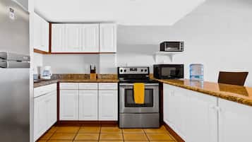 Departamento, varias camas, acceso a la alberca, vista al océano (El Anclote Beach Villa # 5103) | Cocina privada