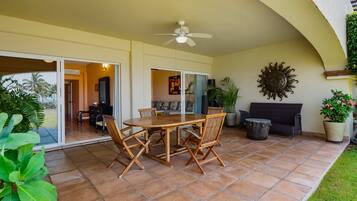 Departamento, varias camas, acceso a la alberca, vista al océano (El Anclote Beach Villa # 5103) | Restaurante al aire libre