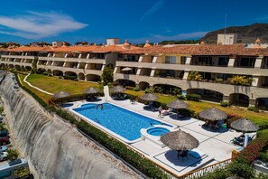 Pool - Stylish Apartment Near Beach & Dining With Pool, hot Tub, Tennis, & Large Patio (Punta de Mita)