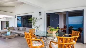 Condo, várias camas, sacada, vista para o oceano (Conchas Chinas 115) | Opções para refeição ao ar livre
