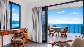 Condo, várias camas, sacada, vista para o oceano (Conchas Chinas 115) | Área de estar
