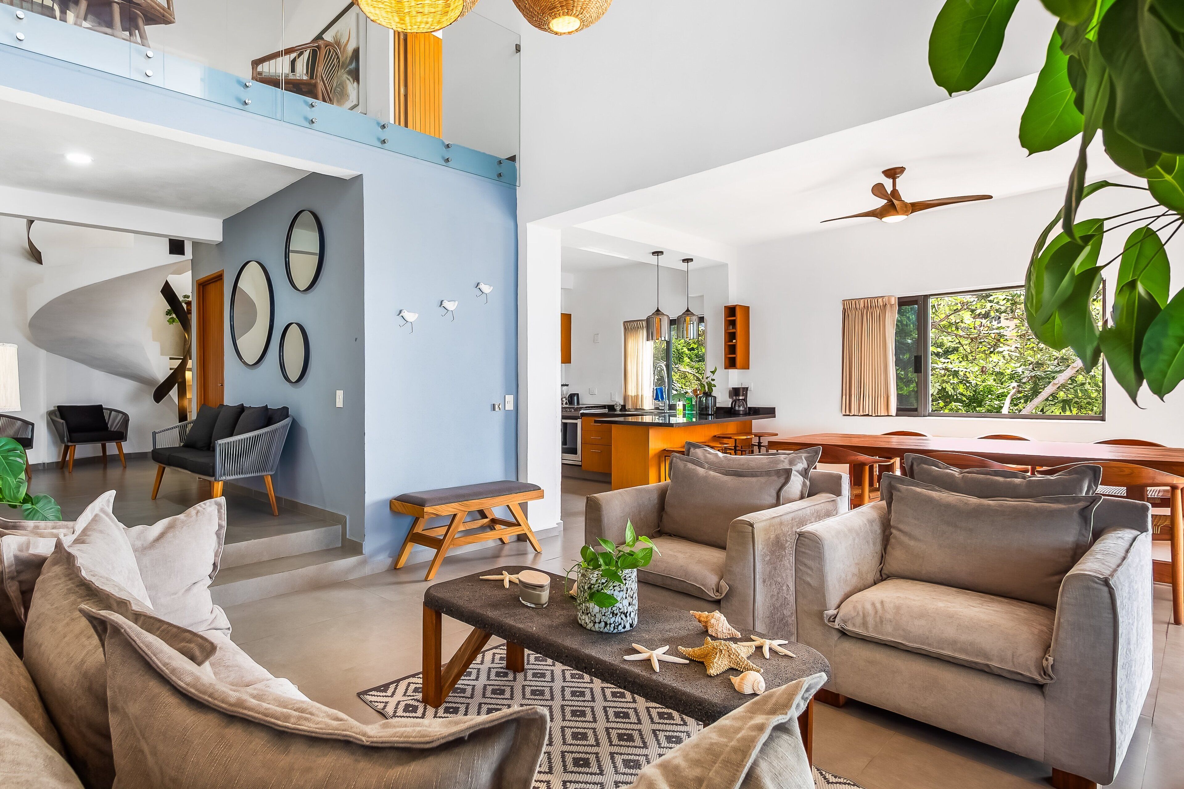 Condo, várias camas, sacada, vista para o oceano (Conchas Chinas 115) | Área de estar