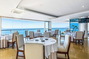 อพาร์ทเมนท์, หลายเตียง, ใช้สระว่ายน้ำได้, เห็นวิวมหาสมุทรบางส่วน (Grand Miramar B104) | 2 ห้องนอน, ห้องพักตกแต่งอย่างมีเอกลักษณ์, ตกแต่งพิเศษโดยเฉพาะ