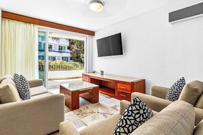 Apartment, Berbilang Katil, Pool Access, Partial Ocean View (Grand Miramar B104) | Ruang tamu
