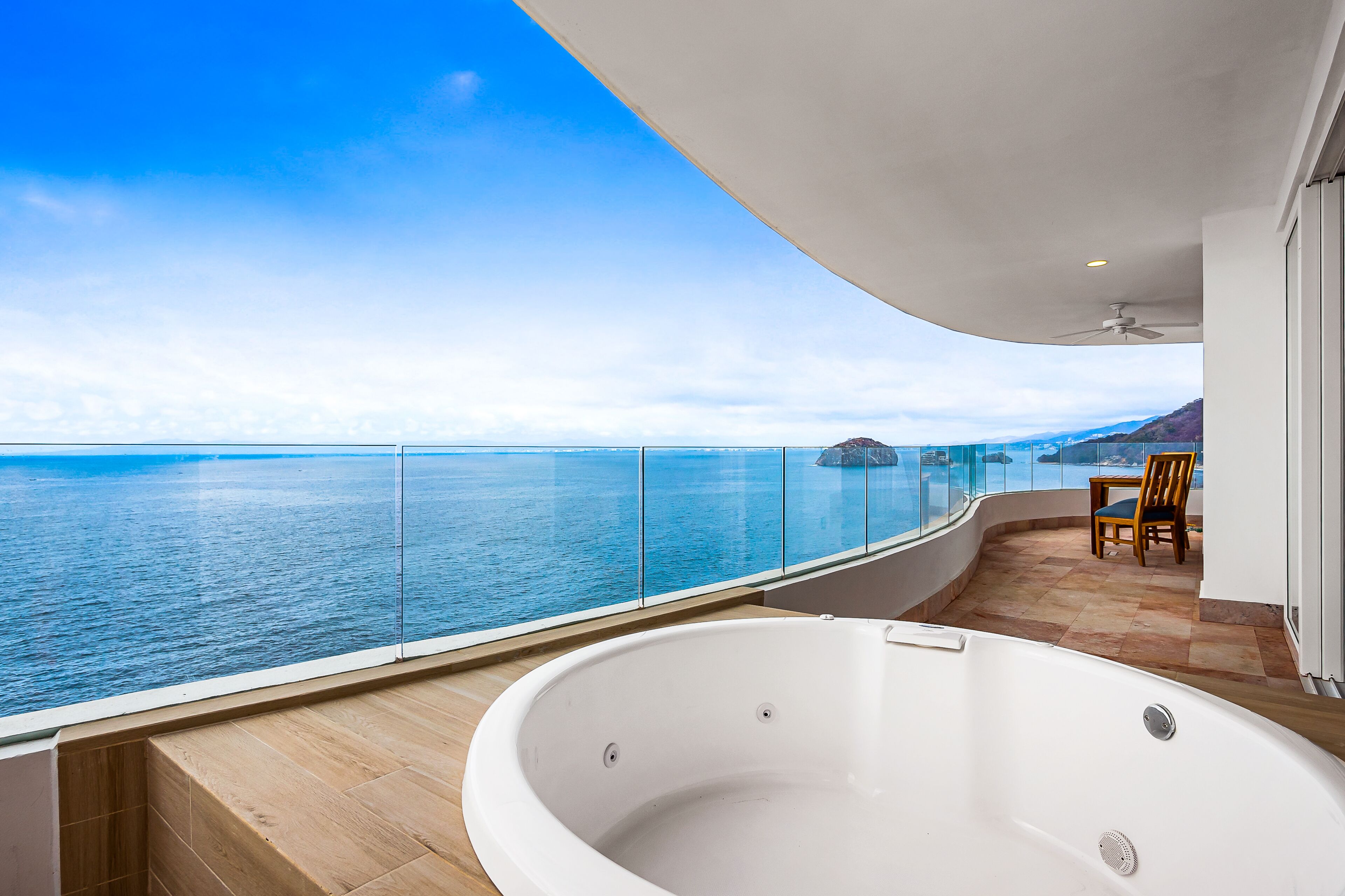 Condo, várias camas, acesso à piscina, vista para o oceano (Blue Horizon 1101 at Residences) | Hidromassagem externa