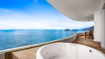 Condo, várias camas, acesso à piscina, vista para o oceano (Blue Horizon 1101 at Residences) | Hidromassagem externa