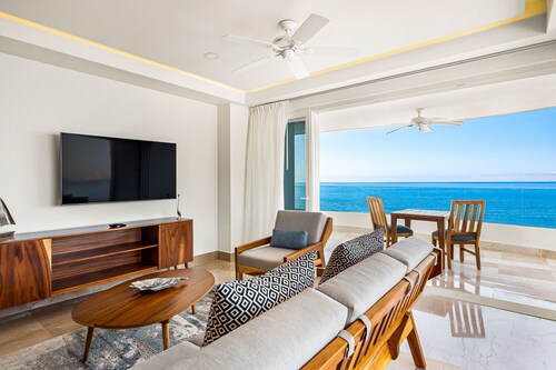 Exquisite Condo With Panoramic Ocean Views, Amazing Pool & Balcony