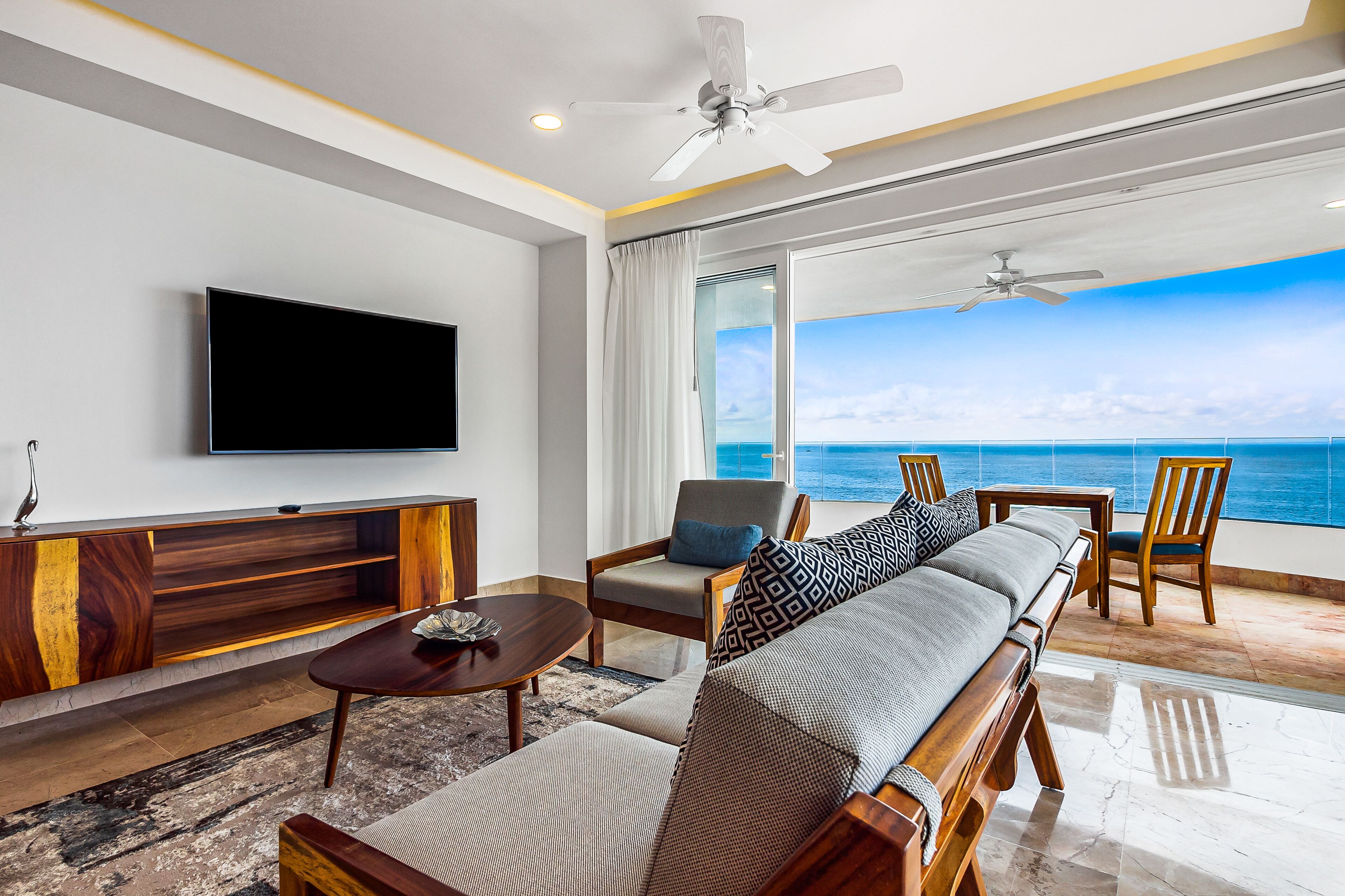 Condo, várias camas, acesso à piscina, vista para o oceano (Blue Horizon 1101 at Residences) | Área de estar