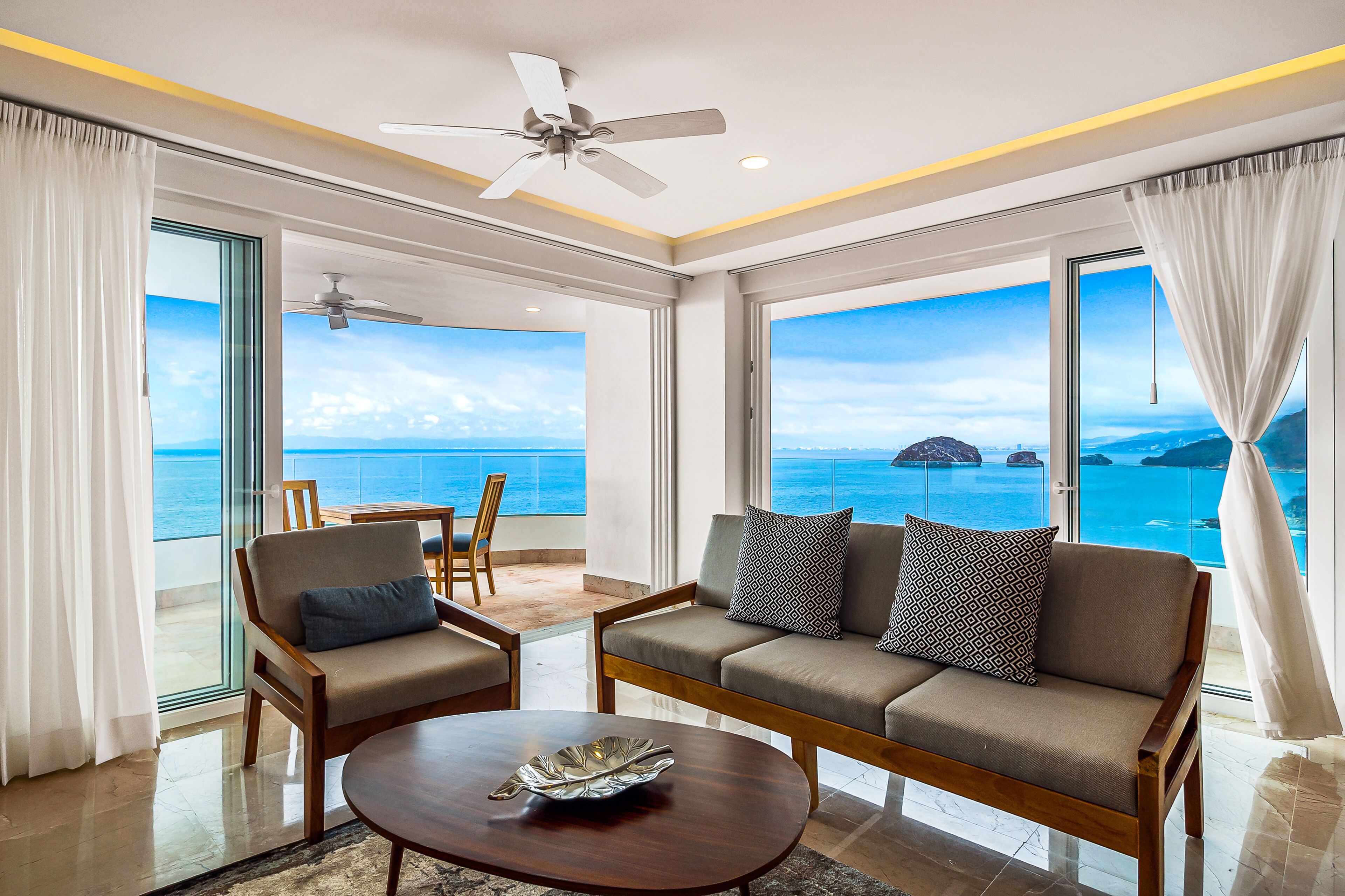 Condo, várias camas, acesso à piscina, vista para o oceano (Blue Horizon 1101 at Residences) | Área de estar