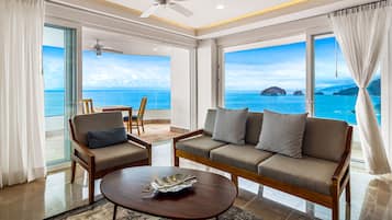 Condo, várias camas, acesso à piscina, vista para o oceano (Blue Horizon 1101 at Residences) | Área de estar