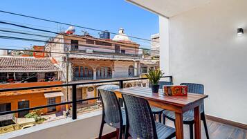 Condo, varias camas, acceso a la alberca (Serenity Condos # 201) | Restaurante al aire libre