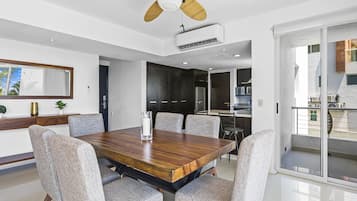 Appart'hôtel, plusieurs lits, balcon, vue partielle sur l'océan (Nitta Condo 301) | 2 chambres, décoration personnalisée, ameublement personnalisé