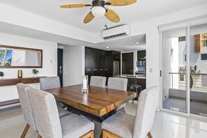 Appart'hôtel, plusieurs lits, balcon, vue partielle sur l'océan (Nitta Condo 301) | 2 chambres, décoration personnalisée, ameublement personnalisé