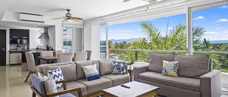 Condo, nhiều giường, ban công, quang cảnh một góc biển (Nitta Condo 301) | Khu phòng khách