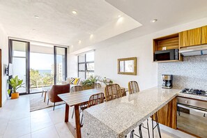 Private kitchen - Ocean-view Condo With Infinity Pool, Rooftop Lounge, & Private Balcony (Bucerías)