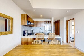 Private kitchen - Ocean-view Condo With Infinity Pool, Rooftop Lounge, & Private Balcony (Bucerías)