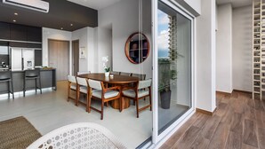 Ein modernes Interieur mit Essbereich, Küche und einem Balkon mit Blick.